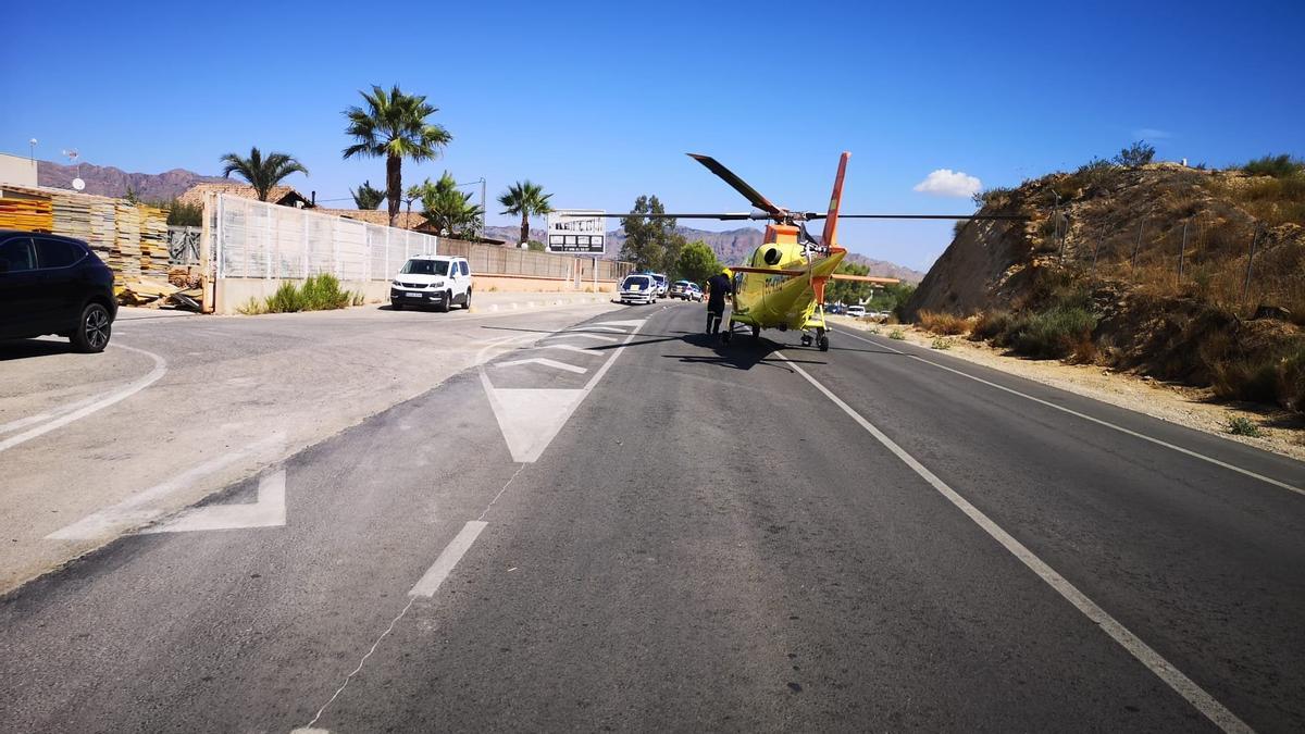 Momento del traslado en helicóptero del trabajador herido tras caer desde el tejado de una nave.