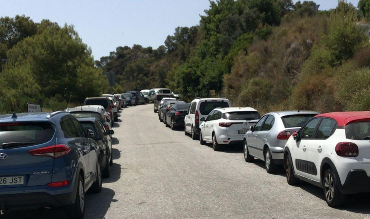 Un parapente a motos sobrevuela una playa de Maro.