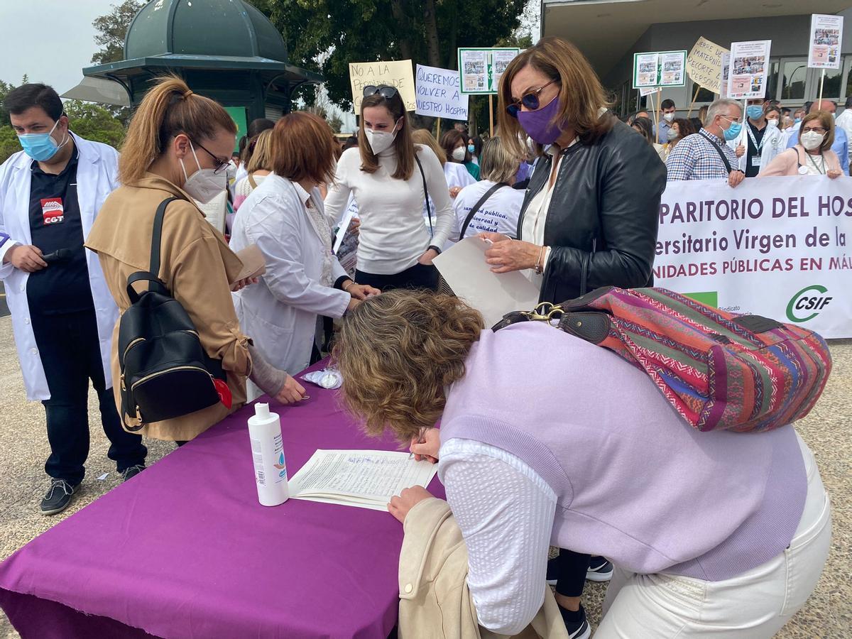 Mujeres se acercan a registrar sus firmas en el documento