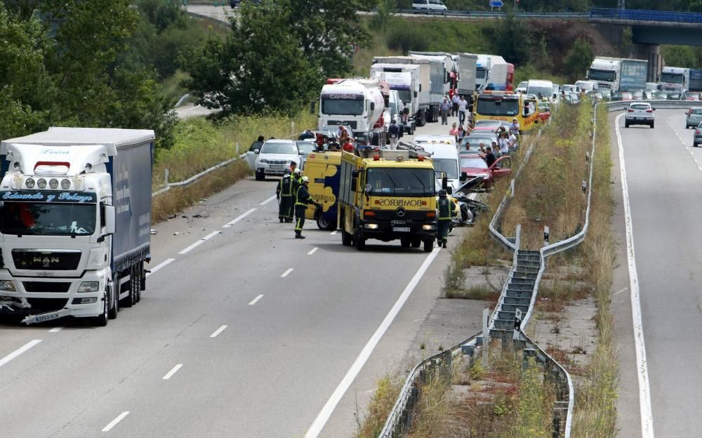 Tres heridas graves en un accidente entre un camión y un turismo en la A-66 en Lena