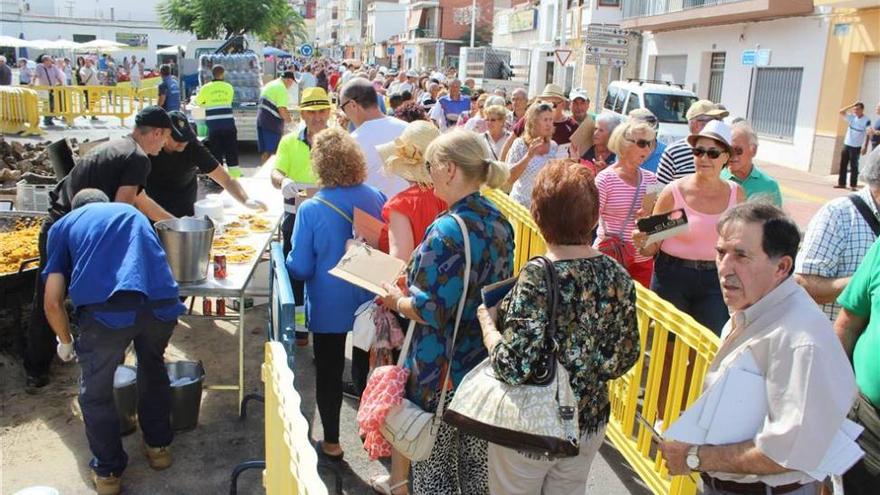 Más de 5.000 vecinos y turistas saborean las paellas de Orpesa