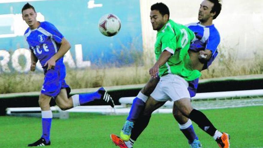 Un jugador del Coreses se adelanta y roba el balón a dos efectivos del GCE Villaralbo B.