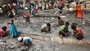 Refugiados rohinyás buscan materiales valiosos, como oro, entre las cenizas después de que se produjera un incendio masivo hace dos días que destruyó miles de refugios en Cox’s Bazar, en Bangladés, el 24 de marzo de 2021.