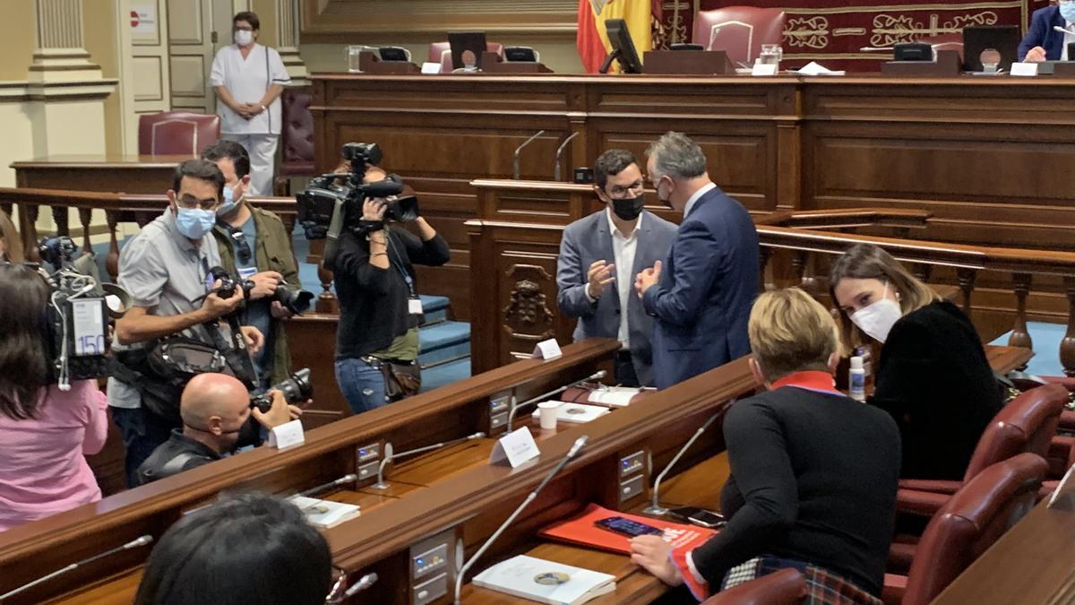 Ángel Víctor Torres (de espaldas, derecha), en el último pleno del año del Parlamento canario.