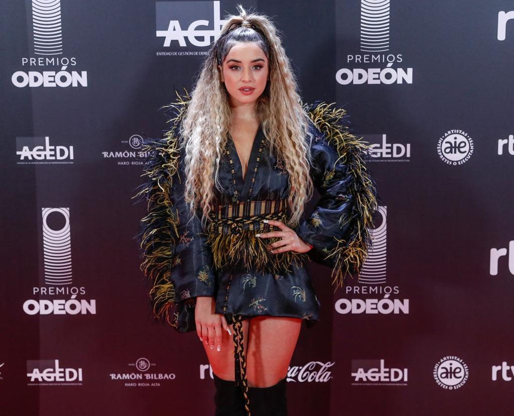 Lola Índigo con un look muy parecido al de su videoclip 'Maldición'.