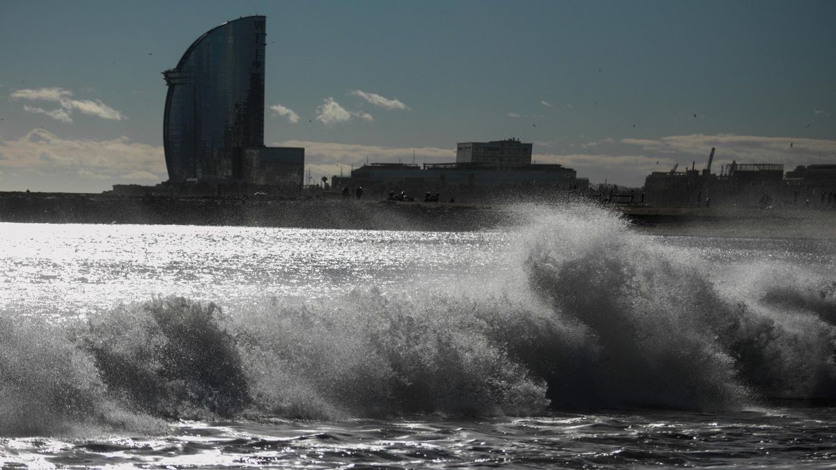 Imagen de archivo del oleaje en la playa de la Barceloneta