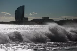 Muere un joven de 23 años ahogado en la playa de la Barceloneta