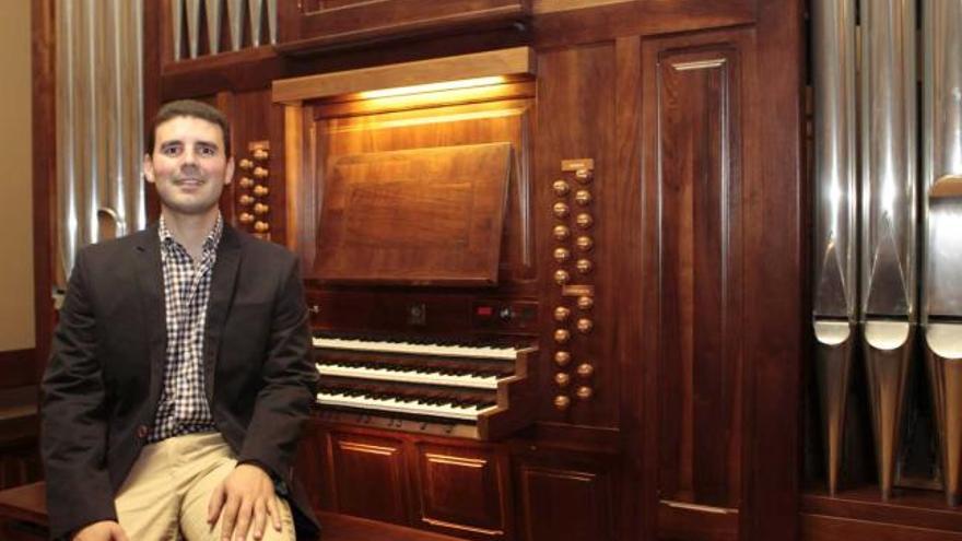 Rubén Díez García, en la iglesia de San Pedro de Gijón. | marcos león