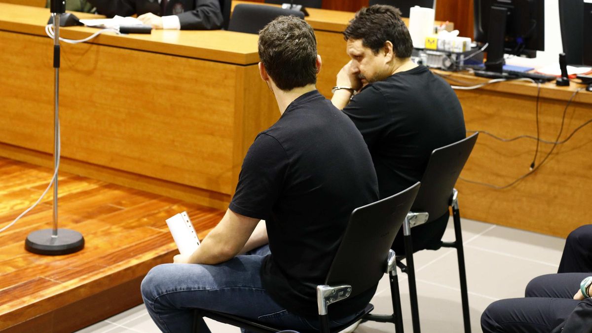 Al fondo, Jesús Rafael H. D., alias el 'Paletas', este miércoles en el banquillo de los acusados de la Audiencia Provincial de Zaragoza junto al psicólogo que le asiste