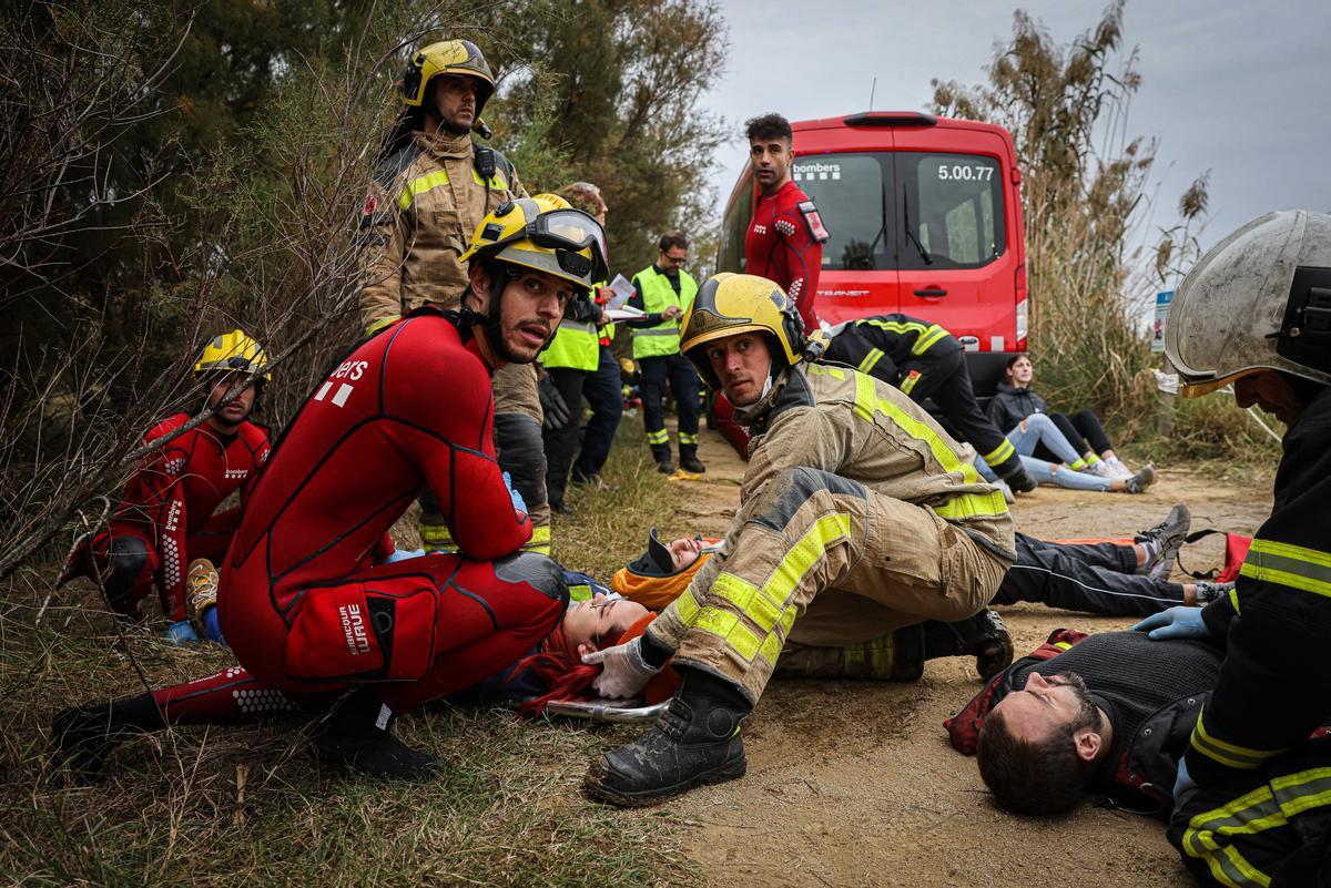 El aeropuerto de El Prat hace el primer simulacro de accidente aéreo en zona de humedales