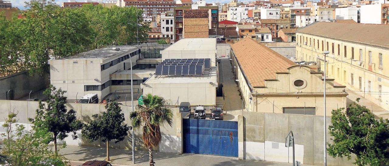 Dieciséis internos del CIE de Valencia se fugan a plena luz del día y a la carrera