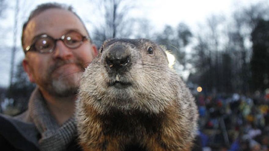 La marmota Phil pronostica seis semanas más de invierno.