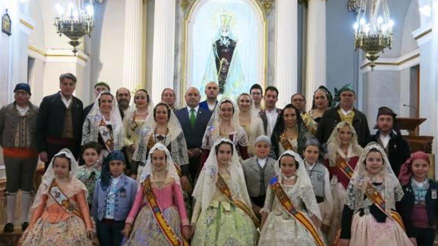 Fiestas Las comisiones celebran el besamanos a la patrona de Turís