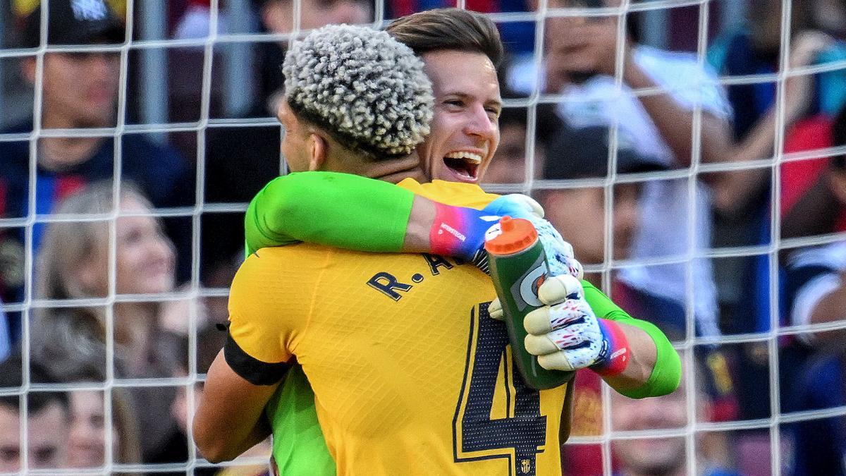 Ter Stegen y Araujo se abrazan al final del Barça-Atlético en el Camp Nou para festejar el triunfo.