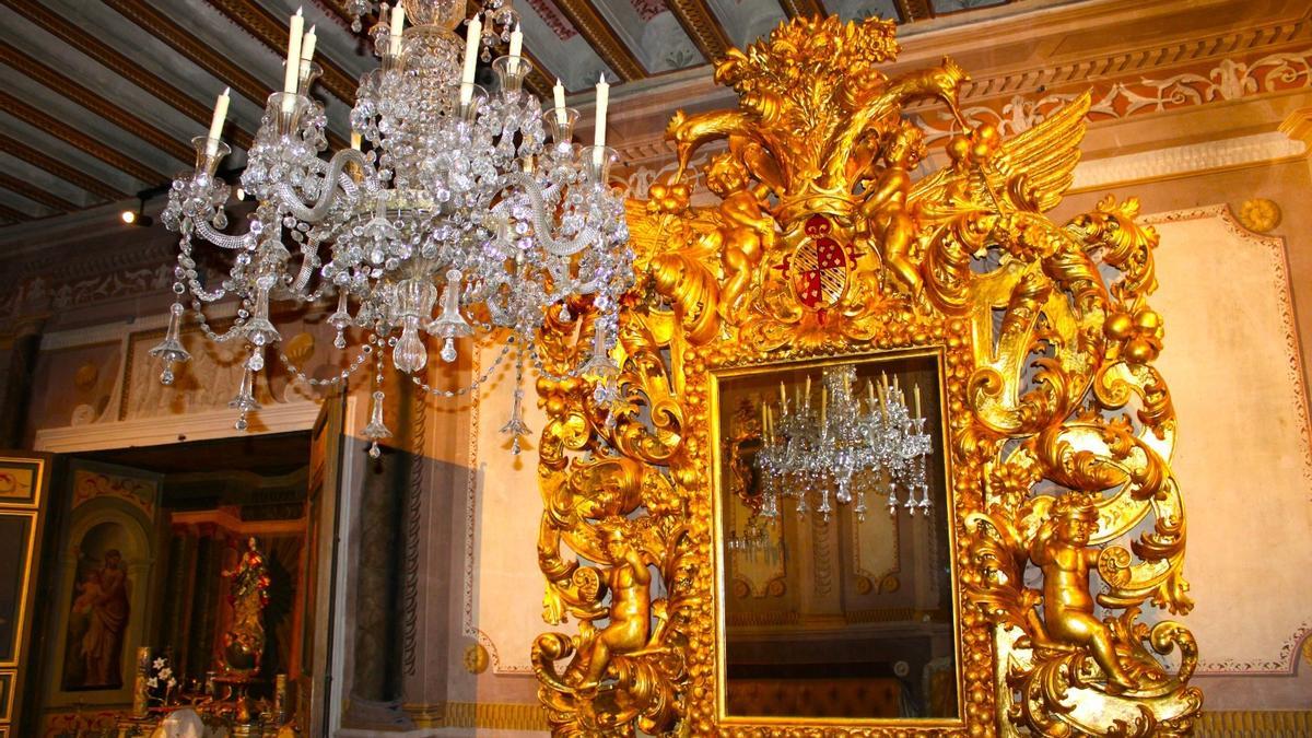 El espejo barroco del ‘Salón Amarillo’, de 1702-1704, una de las joyas de la Casa de Guevara.