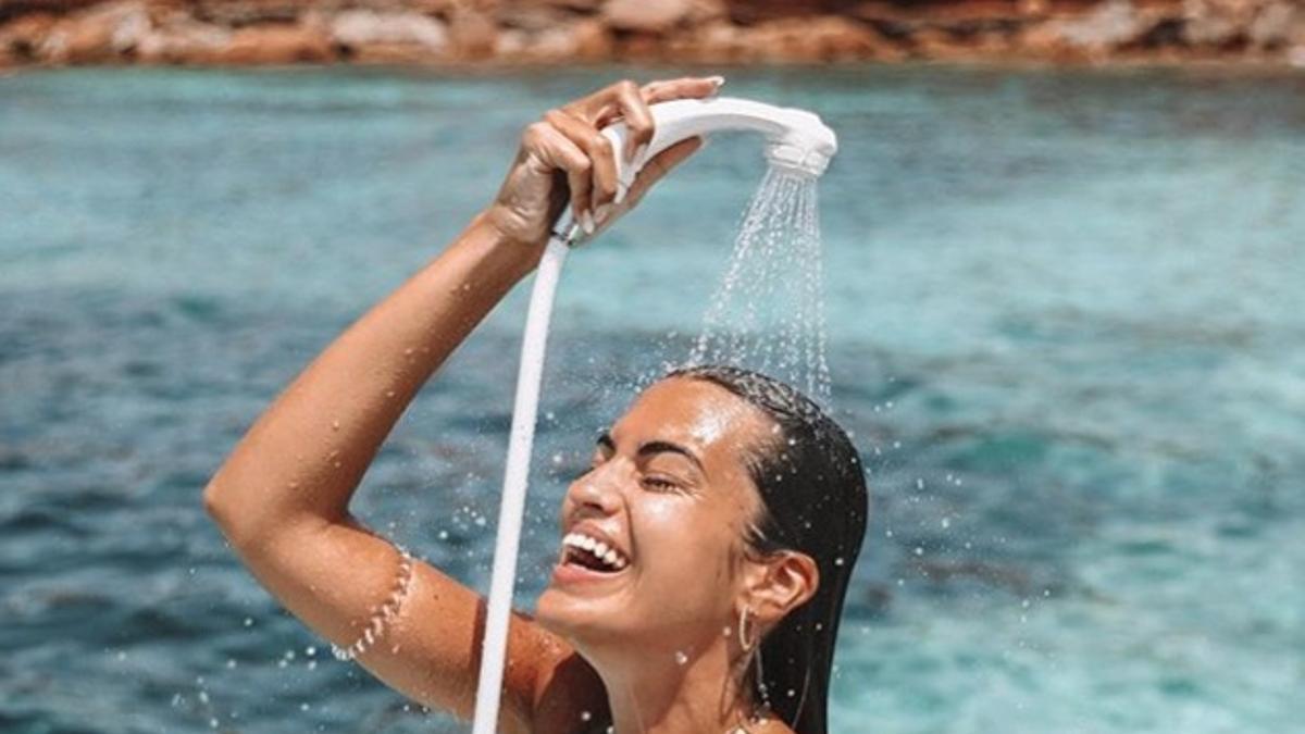 Marta Lozano aclara el pelo con agua dulce después de darse un baño en el mar