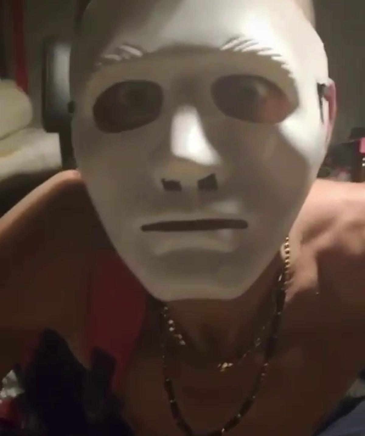 Captura de un vídeo grabado por el delincuente con la careta que después usó en un robo.