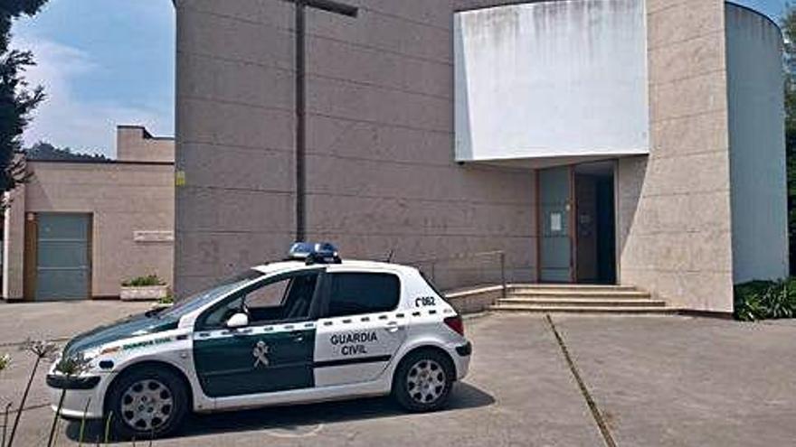 Un vehículo de la Guardia Civil, en la iglesia de Santiago de Arteixo.