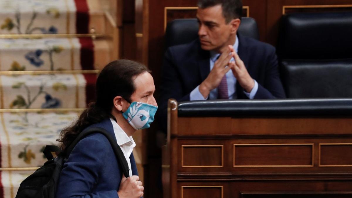 El vicepresidente segundo, Pablo Iglesias, pasa delante de Pedro Sánchez, el pasado 24 de junio en el Congreso.