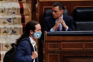 MADRID, 24/06/2020.- El vicepresidente segundo del Gobierno, Pablo Iglesias, pasa ante el presidente del mismo, Pedro Sánchez, durante su intervención en la primera sesión de control al Ejecutivo en el Congreso tras el fin del estado de alarma y en víspera de que la Cámara Baja debata el decreto de medidas para la nueva normalidad que el PP está dispuesto a apoyar siempre y cuando el Gobierno acepte algunas de sus demandas para profundizar en la recuperación económica. EFE/ J.J.Guillén