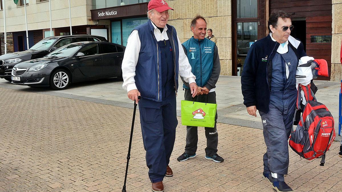 El Rey emérito y Pedro Campos, durante su estancia en Sanxenxo el pasado mes de enero. En el recuadro, exclusiva de su llegada a Abu Dabi, // Rafa Vázquez