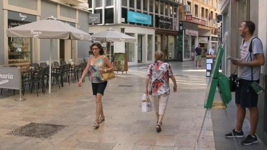 La calle Major de Gandia, en la calurosa tarde de ayer, con poca afluencia de gente.