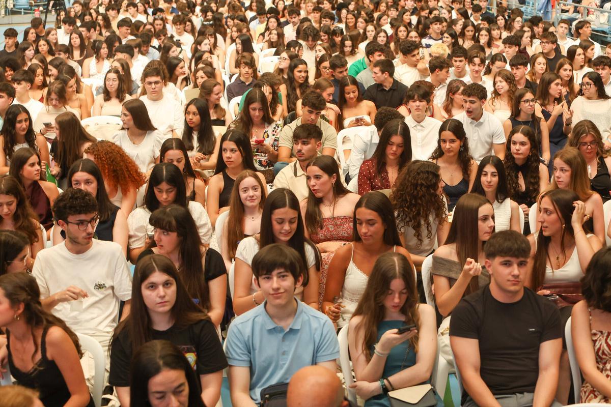 Los alumnos homenajeados durante el acto.