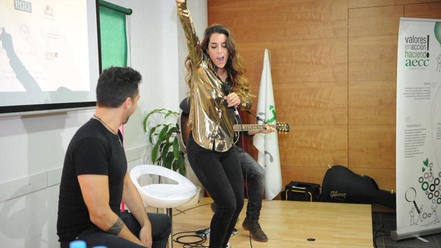 Ruth Lorenzo, cantando en Murcia en su primer concierto de su récord Guinness en favor de la AECC.