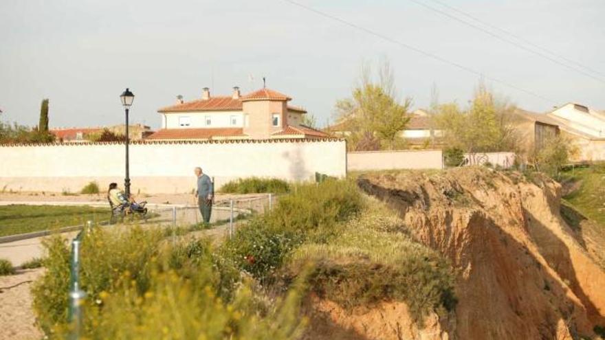 Varias personas en el entorno de una de las barranqueras que visitará la comitiva.