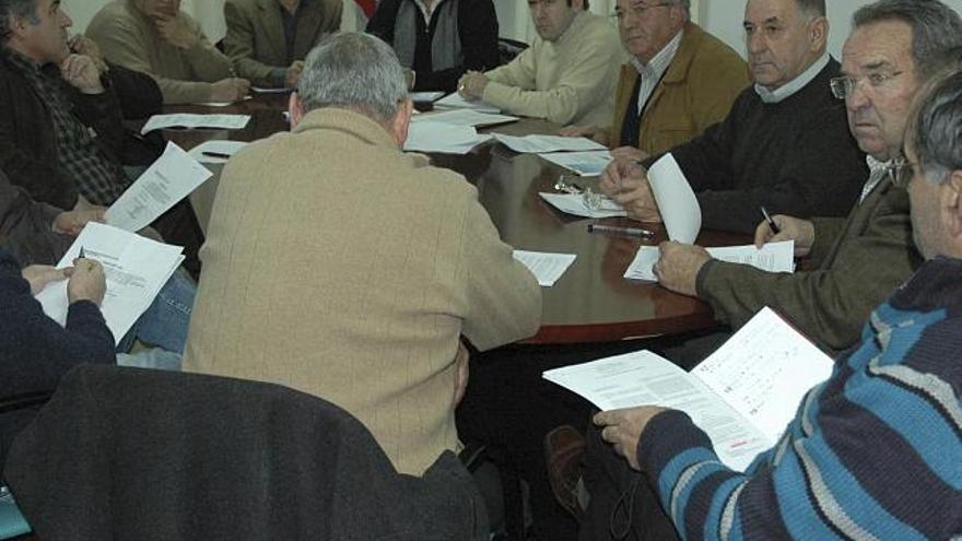 Alcaldes de la comarca durante la reunión mantenida ayer en Alcañices.