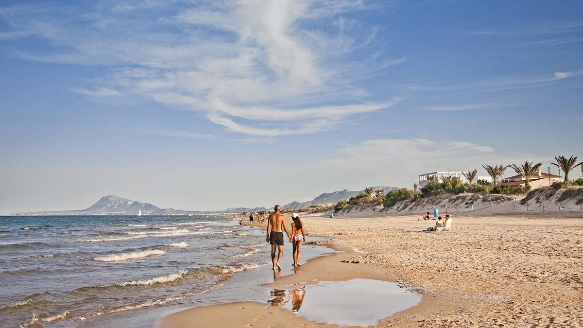 La increíble playa valenciana en la que relajarse este verano: &quot;Tiene aguas transparentes y dunas de arena fina y dorada&quot;