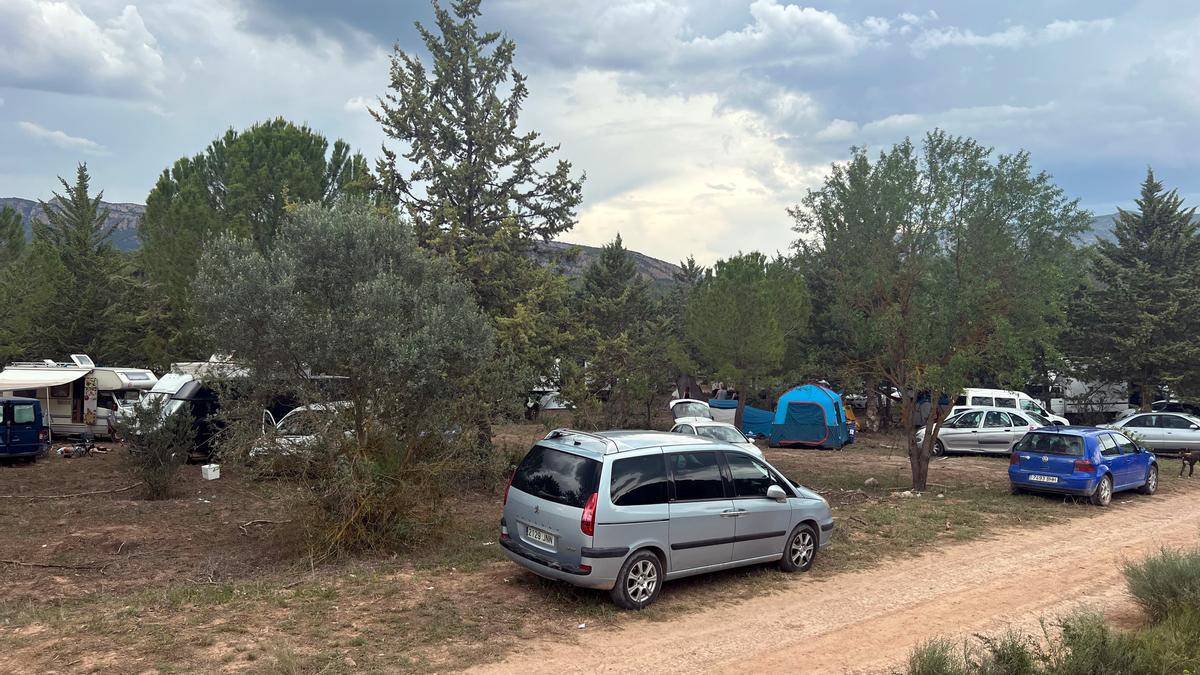 Alguns vehicles a la festa il·legal d'Ivars de Noguera