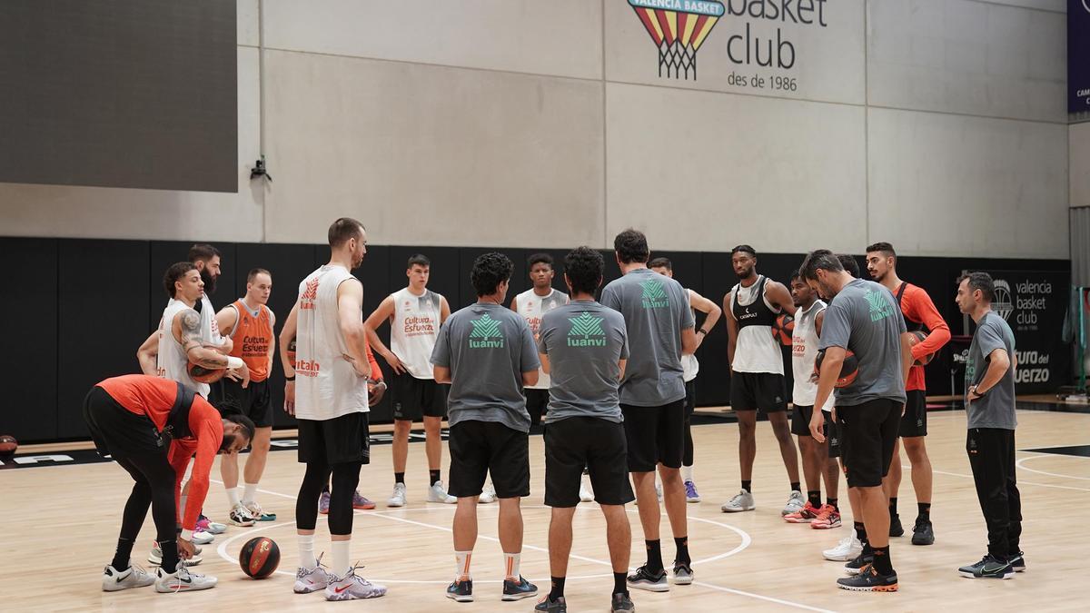 El equipo, antes de comenzar el entreno matinal del lunes después de una intensa sesión de vídeo