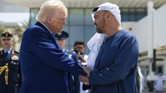 Donald Trump saluda el president dels Emirats Àrabs Units, Mohamed bin Zayed al-Nahyan, a l’Aeroport Presidencial d’Abu Dhabi. | EFE / PRESIDÈNCIA DELS EAU