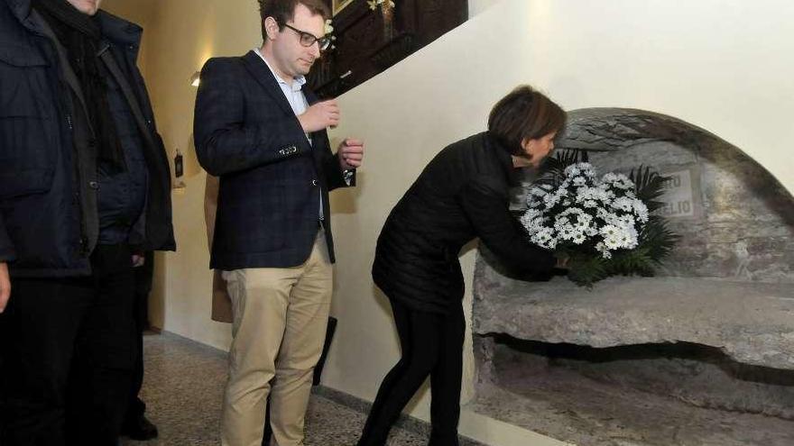 Carmen Moriyón realiza la ofrenda floral.