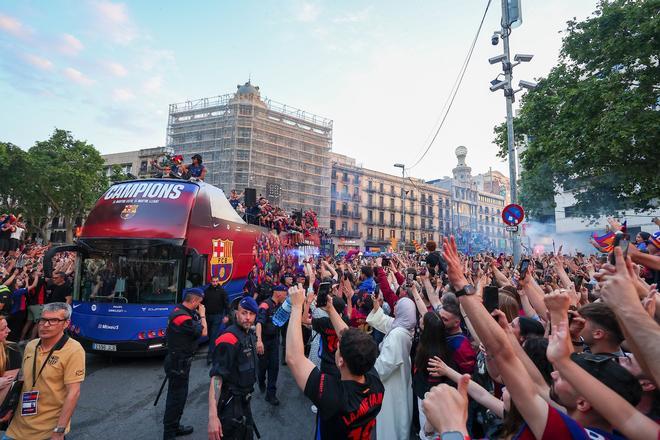 ¡De locos! Las mejores imágenes de una ciudad entregada al Barça