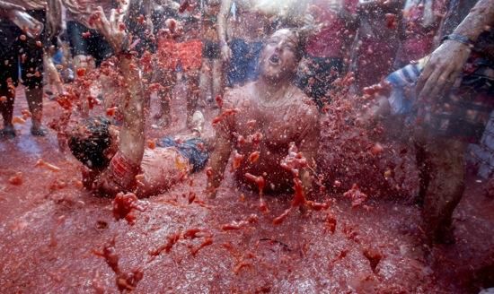 Impactants imatges de la Tomatina de Bunyol