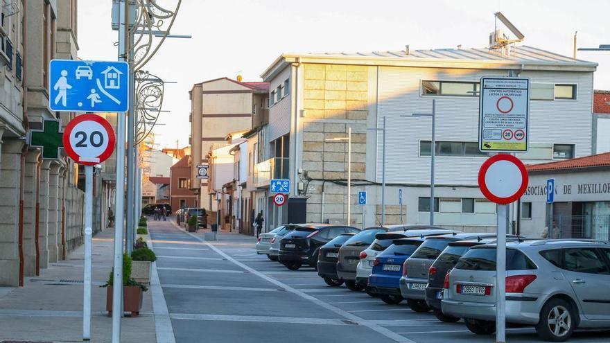 Carteles gigantes y códigos QR, A Illa pule la zona residencial