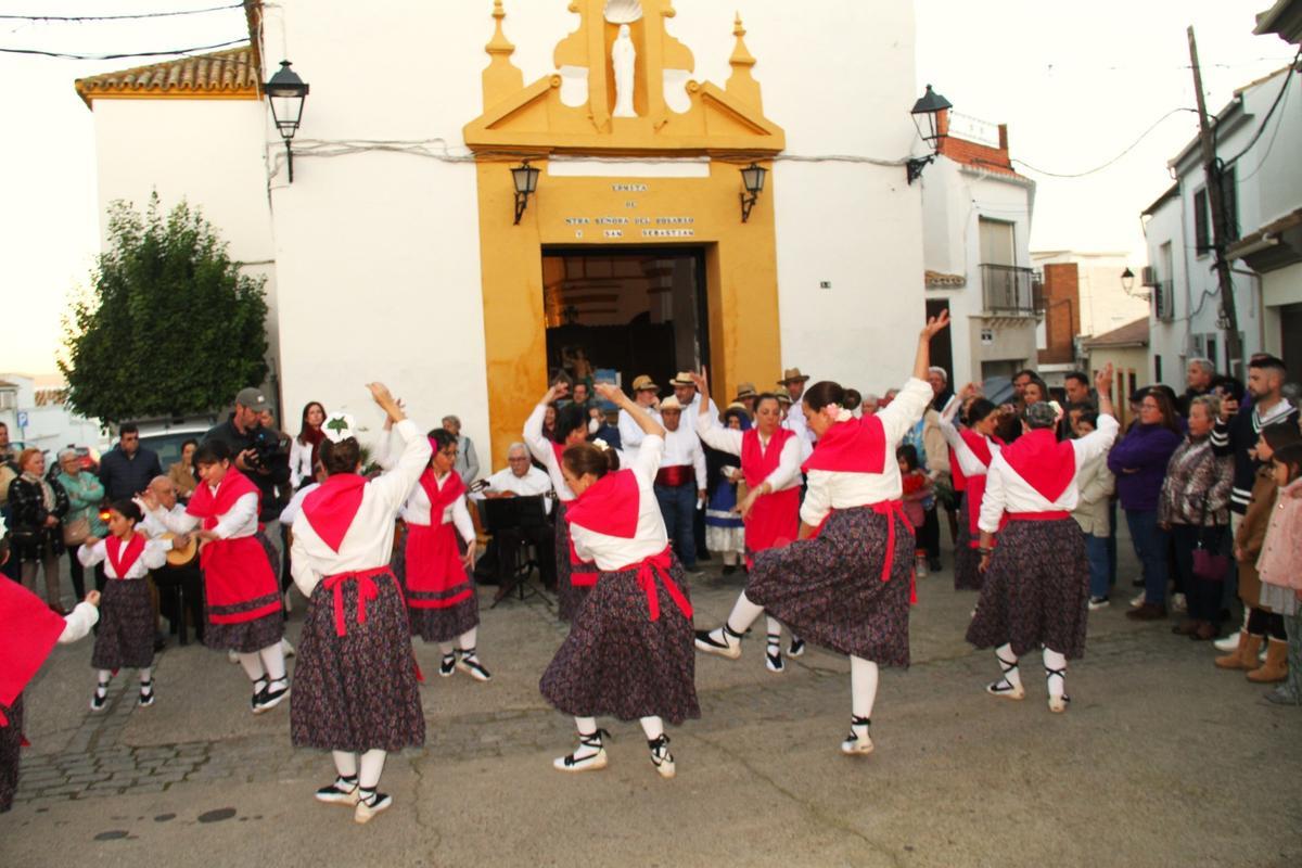 Baile de las cortijeras en Almodóvar del Río.