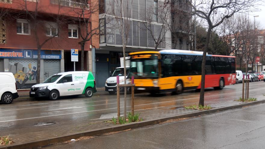 Un bus avançant pel passeig d'Olot de Girona