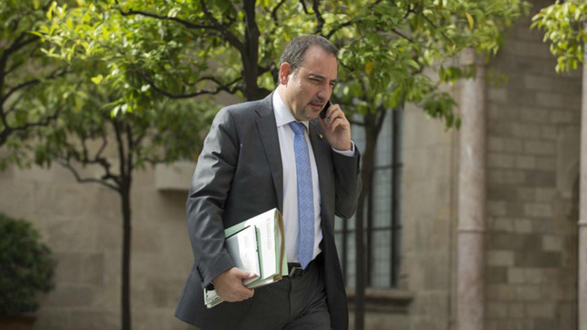 El conseller d’Interior, Ramon Espadaler, arriba a la reunió del Govern, dimarts.