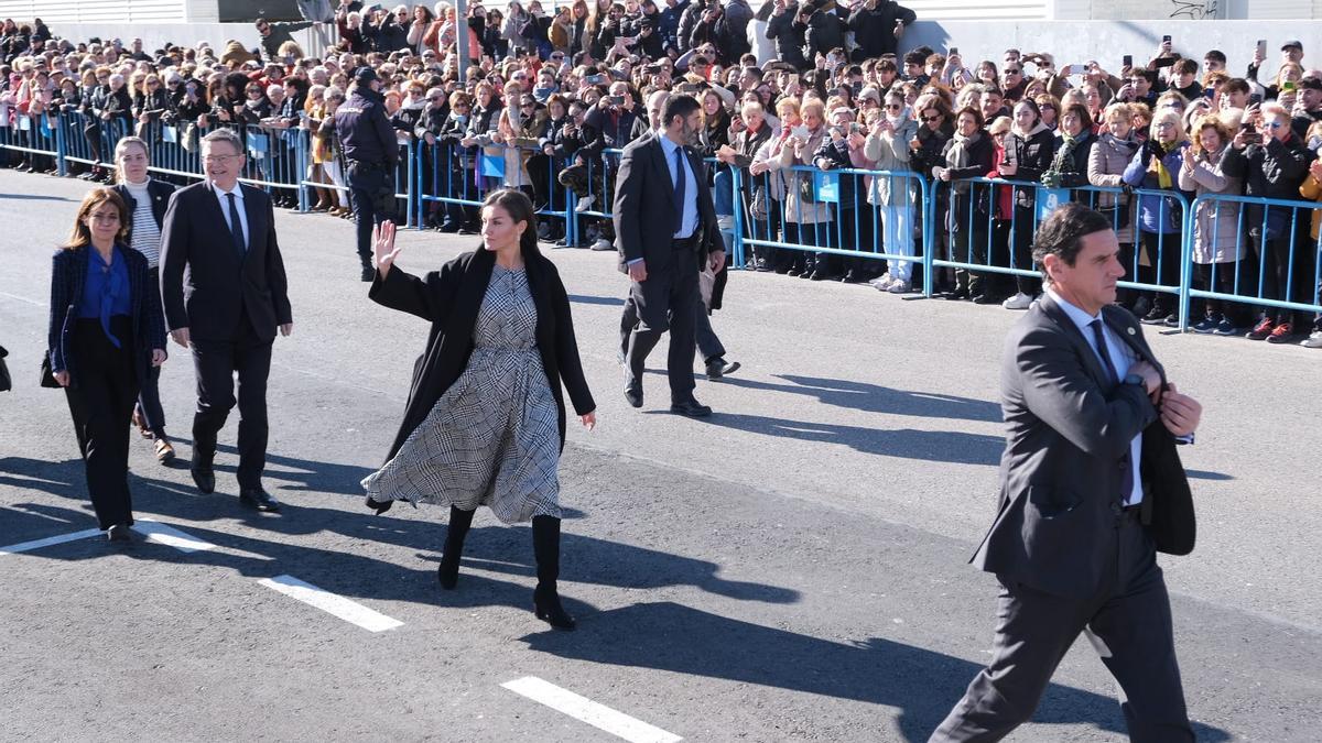 Recibimiento por todo lo alto y con gritos de &quot;guapa&quot; a la reina Letizia en Petrer