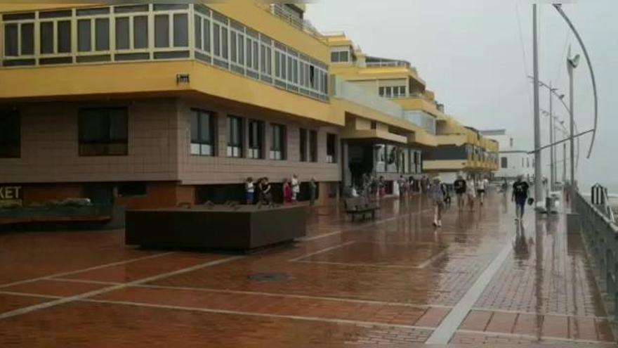 Así amaneció con lluvia la playa de Las Canteras