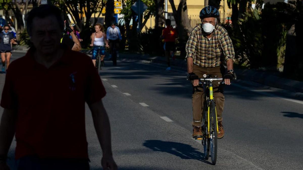 Ciclistas por el paseo marítimo Pablo Ruiz Picasso, en mayo de 2020.