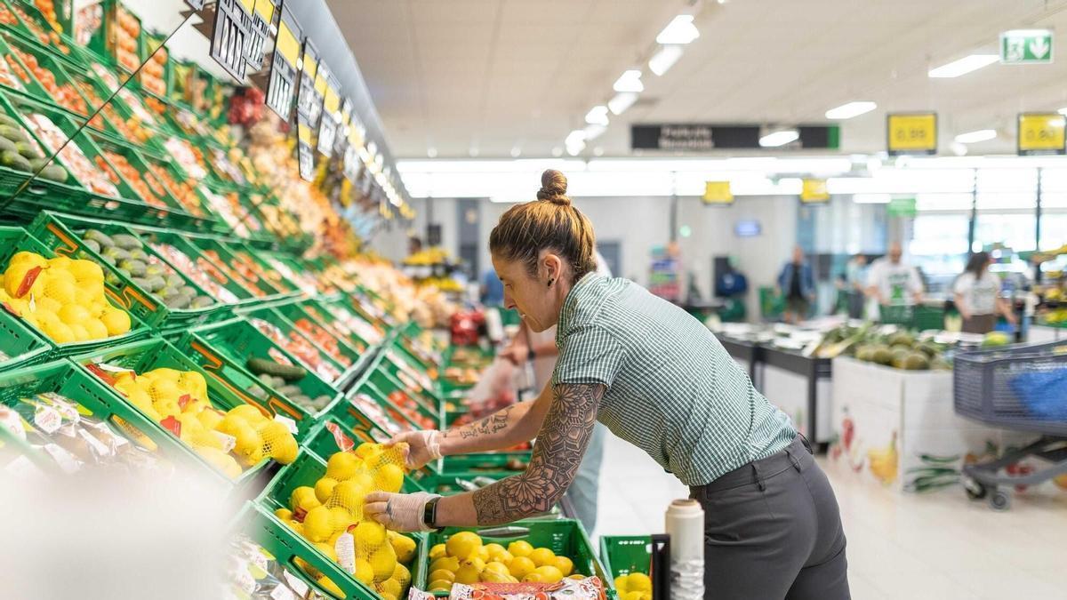 Sección de fruta y verdura de un supermercado de Mercadona.