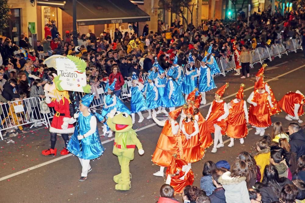 Miles de niños y niñas disfrutan junto a sus familias del desfile récord de la ciudad olívica. Melchor, Gaspar y Baltasar lanzaron caramelos desde sus carrozas.