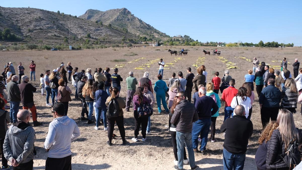 Un momento de la protesta en las faldas de la sierra Camara de Elda.