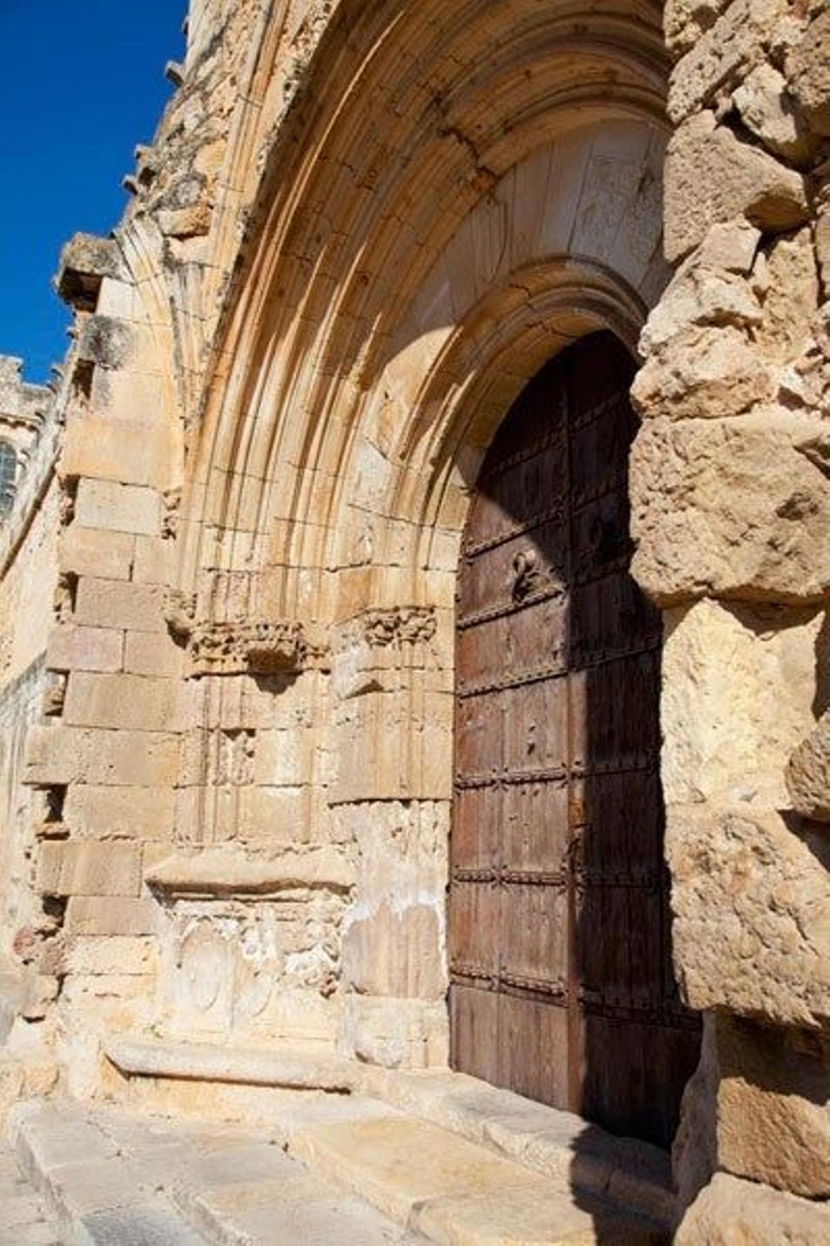 Puerta de entrada al claustro del Monasteiro de Santes Creus.