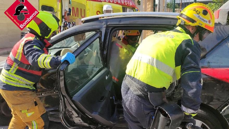 Los bomberos rescatan a una conductora en un accidente en Torrevieja