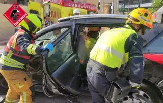 Los bomberos rescatan a una conductora en un accidente en Torrevieja